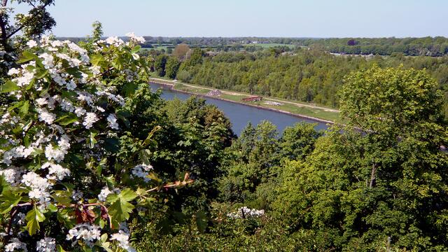 Landschaftsbild am Nord-Ostsee-Kanal, aufgenommen von der Levensauer Hochbrücke aus