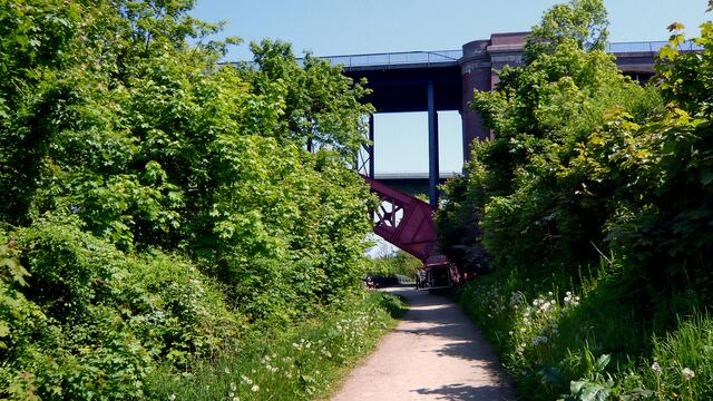 Wanderweg am Nord-Ostsee-Kanal, im Hintergrund die Levensauer Hochbrücke
