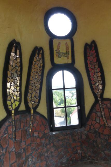 Erker symbolisiert : Weizen vom Gäuboden im Westen ...