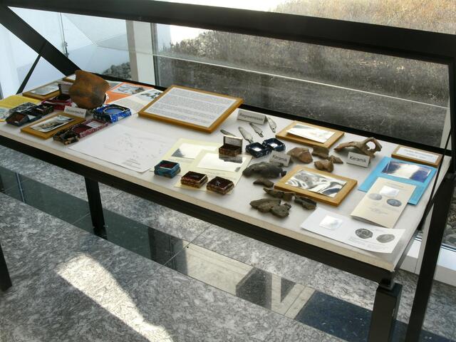 Fundstück-Vitrine im Empfangsbreich der Fa. Bosch Packaging (Ampack)