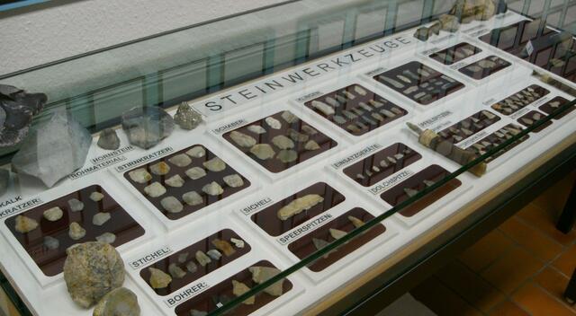 Fundvitrine-teinzeitwerkzeuge im Museum/Königsbrunn