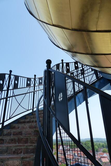 weiter spiralförmig bis zur goldenen Turm-Kugel, ein Paradiessymbol