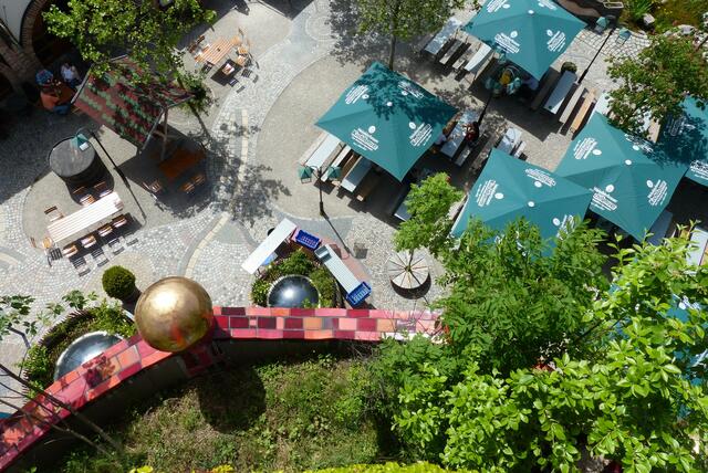 Blick zum Biergarten und zur Turmbegrünung
