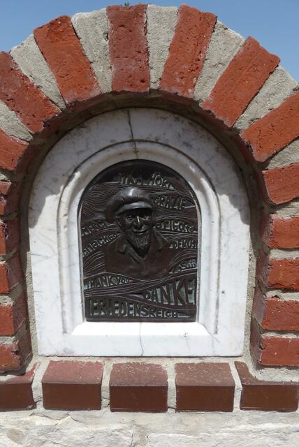Ein Dank besonderer Art an Friedensreich Hundertwasser am Eingang