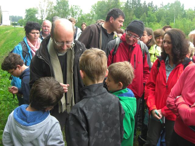 Dr. Klaus Kuhn bestimmt die von den Kindern gefangenen Käfer aus dem Auwald