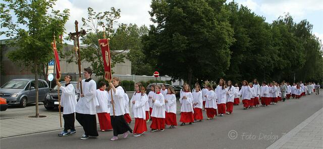 Der feierliche Zug zur Kirche mit 130 Minis setzt sich in Bewegung