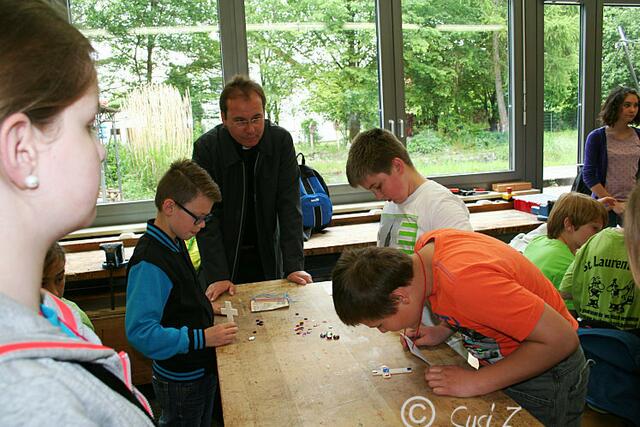 Mosaikkreuze werden gebastelt