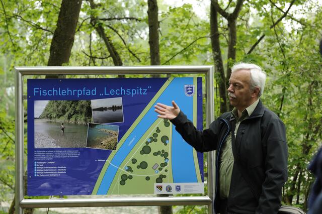 Hubert Schuster vor der ersten Tafel des neuen Fischlehrpfads „Lechspitz" | Foto: Vitus Sturm
