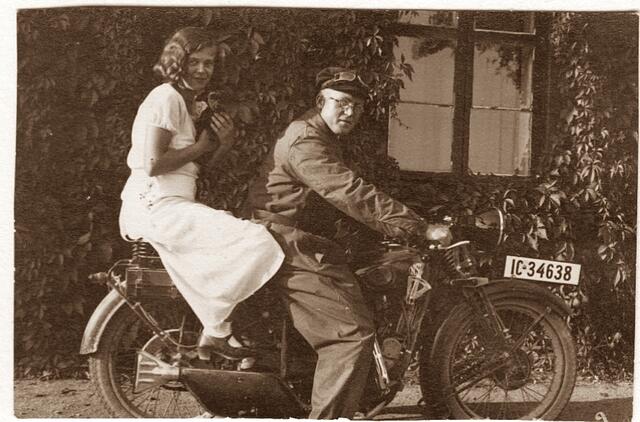 ....einen heißen Ritt auf dem Feuerstuhl wagte. ;-)   ---- Aufnahme 1936 in Kuckerneese (Kaukemen), Ostpreussen