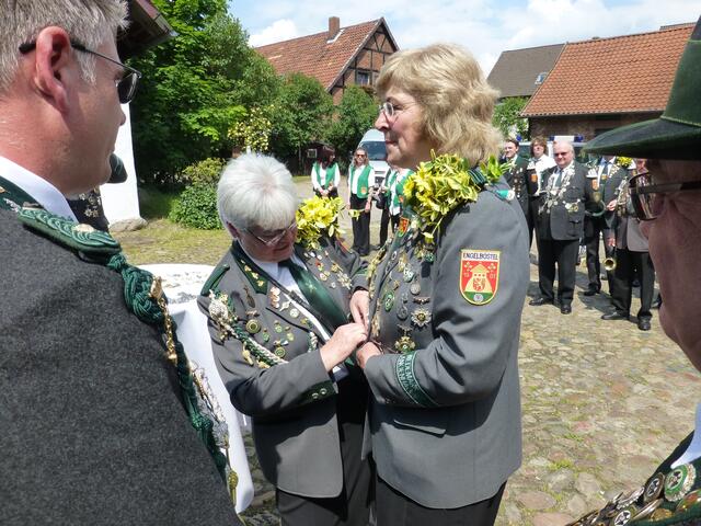 Barbara Nitsche erhält den Mennecke-Orden