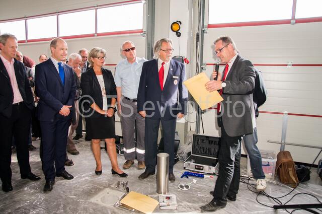 Grundsteinlegung in der neuen BRK-Einsatzzentrale Friedberg - Zeitdokumente für die Nachwelt werden archiviert
