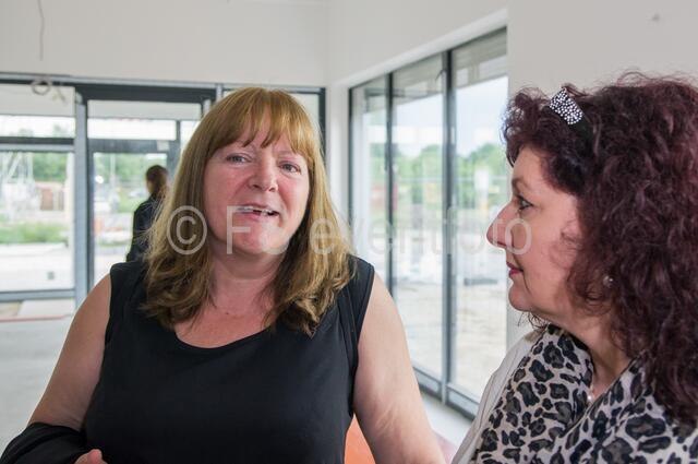Grundsteinlegung in der neuen BRK-Einsatzzentrale Friedberg - Impressionen von der Baustelle - Rosemarie Krendlinger (links) und myheimat-Reporterin Sabina Scherer