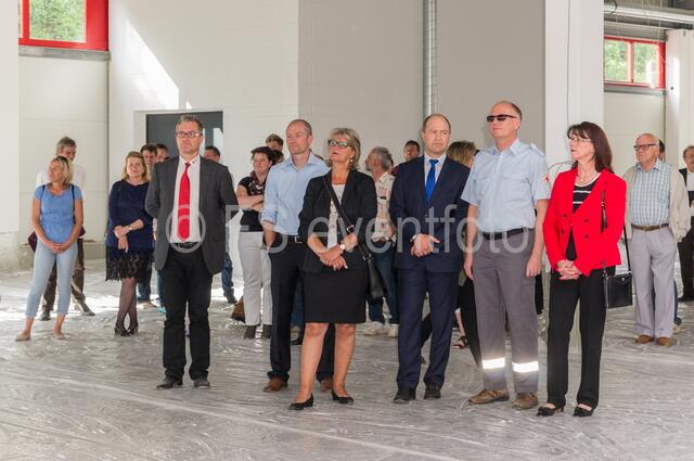 Grundsteinlegung in der neuen BRK-Einsatzzentrale Friedberg - im Bildvordergrund v..l.: Kreisgeschäftsführer Robert Erdin, Architekt  Frank Kühne, 1. stellvertr. Vorsitzende Brigitte Meyer, Schatzmeister Wolfgang Schuß, 2. stellvertr. Vorsitzender Stefan Stocker und stellv. Schatzmeisterin Michaela Böck
