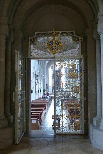 durch dieses schmiedeeiserne Gitter geht es HINUNTER zur Kirche