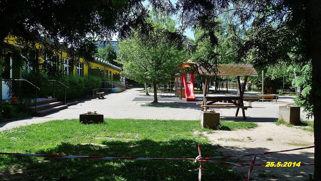 (21) !!! Sonntags + Monatsbilder / Schulhof !!! 25.5.2014 Temperatur: Plus 14°C / 8:16h / 28°C Plus 8:23h - im Schatten und in der Sonne 50,7°C / 12:46h nur noch 23°C im Schatten /  Wind:1- 3 / sonnig heiß