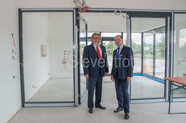 Grundsteinlegung in der neuen BRK-Einsatzzentrale Friedberg - Impressionen von der Baustelle - 1. Vorsitzender Roland Fuchs (links) mit Schatzmeister Wolfgang Schuß im künftigen Eingangsbereich