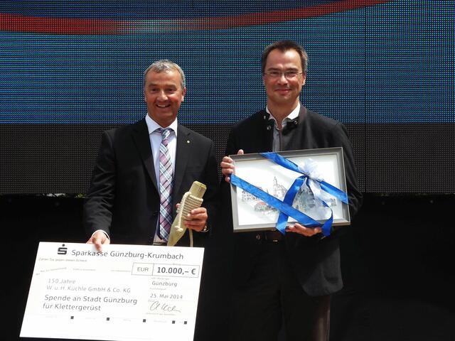 Gerhard Jauernig und Christof Küchle mit der Radierung von Alexander Dettmer