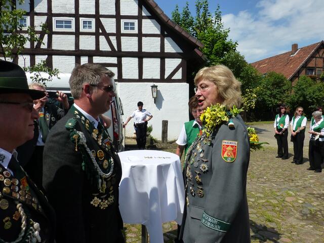 Barbara Nitsche und Schießsportleiter Ralf Wagner