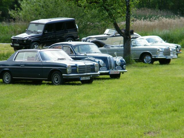 Überfüllter Pkw-Oldtimer-Parkplatz