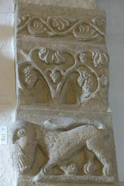 Vorraum - dieses BÖSE Gesicht, soll BÖSES davon abhalten, die Kirche zu begreten ...