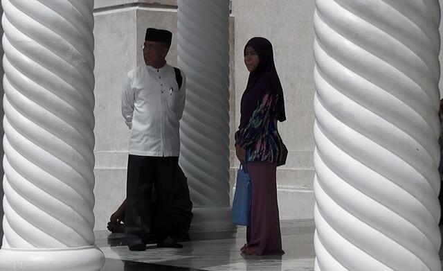 Gläubige am Eingang zur Moschee