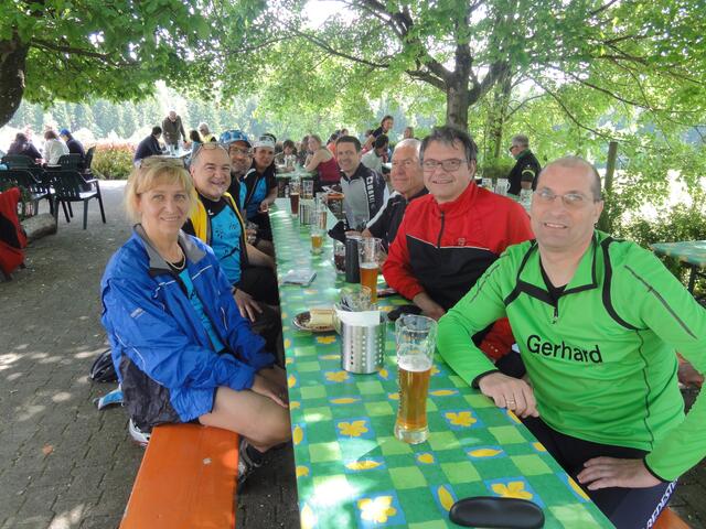 Auch die Einkehr in einen zünftigen Biergarten darf bei einer Alpin-Radtour nicht fehlen: Hier im Garten des Gastwirtschaft "Engelhof" bei Oberschönefeld!