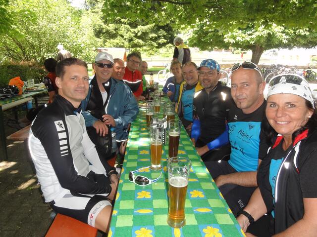Der Biergarten der Gaststätte "Engelhof" ist bei schönem Wetter sehr einladend!