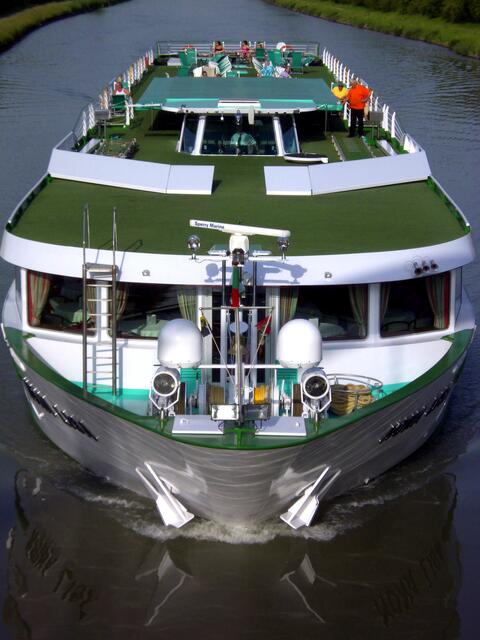 Die ungewöhnliche Begegnung mit einem Kreuzfahrtschiff auf dem Mittellandkanal.