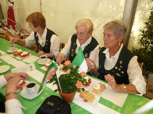 Hm,lecker Apfel u.Erdbeertorte.