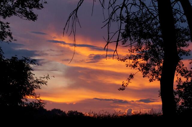 Mit dieser Aufnahme von einem ganz anderen  stimmungsvollen Sonnenuntergang und...