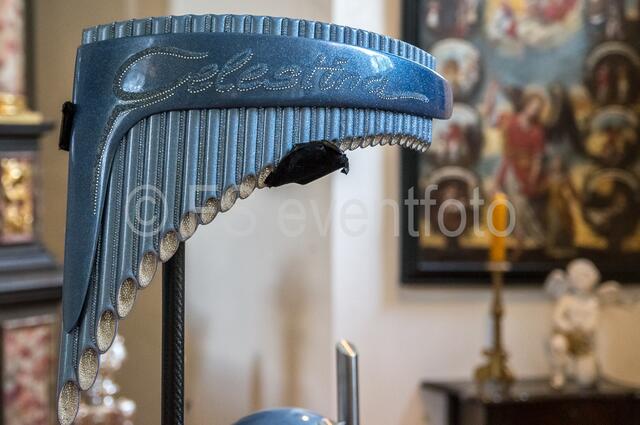 Daniela dé Santos - die Königin der Panflöte spielt viele Interpretationen auf ihrer einzigartigen Kristallpanflöte "Celestina", die mit 5000 Swarovski-Steinen veredelt ist