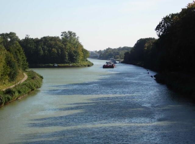 Nach links zweigt der Stichkanal zum Industriegebiet Misburg ab.