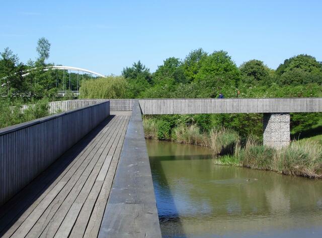 Der japanische Künstler Tadashi Kawamata hat die Brücke entworfen. Es ist eine Landschaft zum Wohlfühlen.