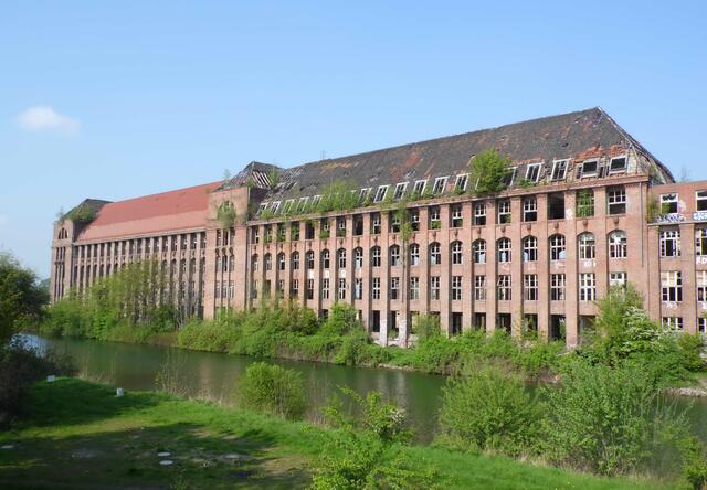 Am Stichkanal, der zum Lindener Hafen führt, stehen die Ruinen des alten Conti-Geländes. Sollen sie nun doch als Baudenkmale erhalten bleiben? Dahinter entsteht demnächst, von zwei Kanälen eingerahmt, die Wasserstadt. Ein Wohngebiet für tausende Menschen.
