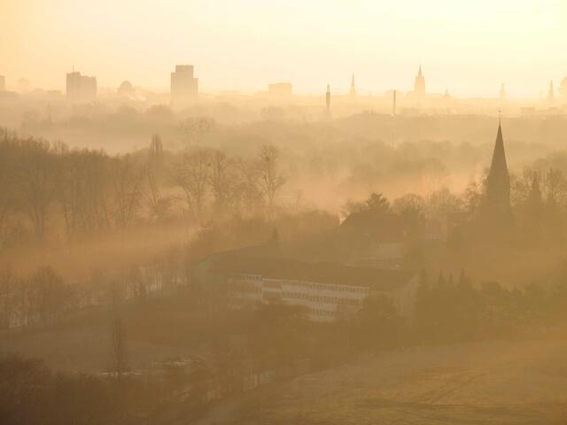Der Blick vom Wasserturm des einstigen Conti-Geländes auf die Silhouette der Stadt. Links der Leineverbindungskanal.