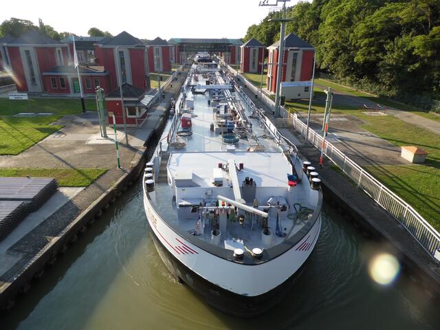 Jährlich wird die Schleuse von 17.000 Schiffen passiert, die dabei 11 bis 12 Millionen Gütertonnen transportieren.