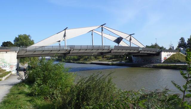 Über 20 Brücken überqueren den Kanal im Stadtgebiet.