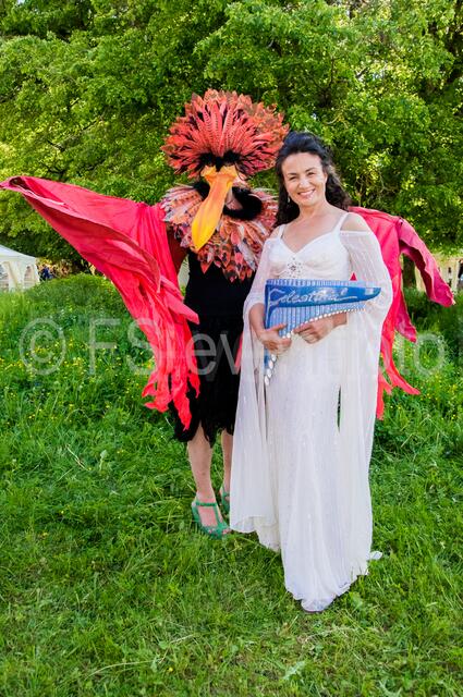 Daniela dé Santos - die Königin der Panflöte - Konzert in der Schlosskapelle auf Schloss Blumenthal in Aichach. "Phoenix trifft Panflötenkönigin" Hairstylistin und Art-Designerin Uschi Eschbach (links) macht im Kostüm des Phoenix Lust auf das Fest der Naturgeister im Juni 2014 im Botanischen Garten Augsburg