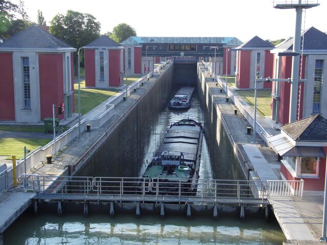 Nach der Fertigstellung war die Hindenburgschleuse die größte Schleuse Europas.