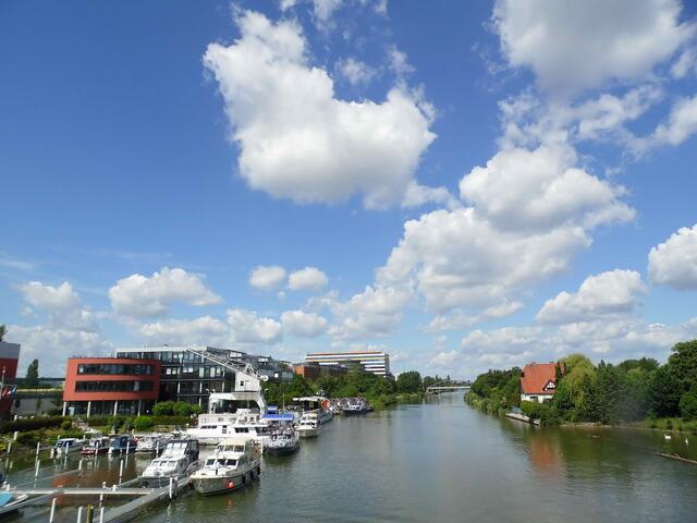 Weiter führt der Kananl Richtung Brinker Hafen und Nordhafen. Dort hat die Industrie das Sagen.