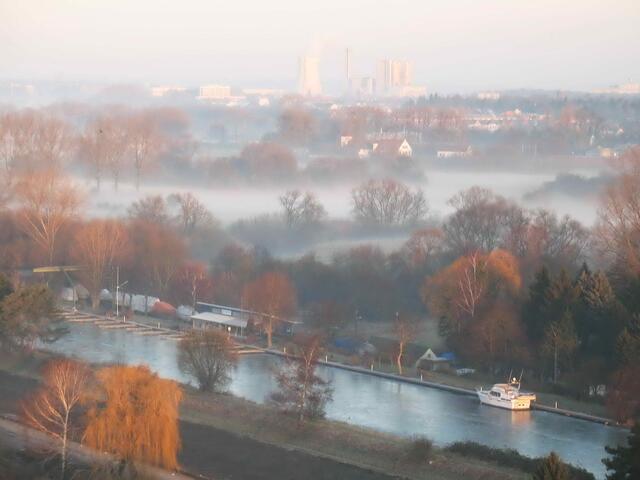Der Leineverbindungskanal ist zugefroren. In der nördlichen Leineaue liegt noch der Morgennebel. Im Hintergrund das Kraftwerk Stöcken am Mittellandkanal.