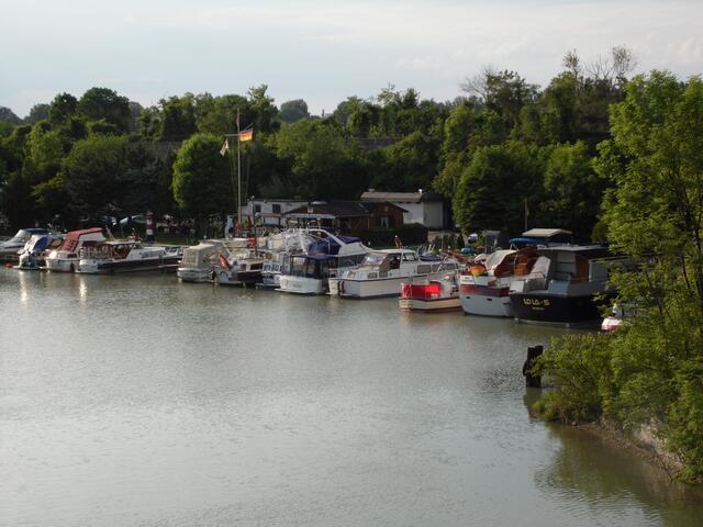 Dort hat auch der Hannoversche Motorboot-Club seinen Hafen.