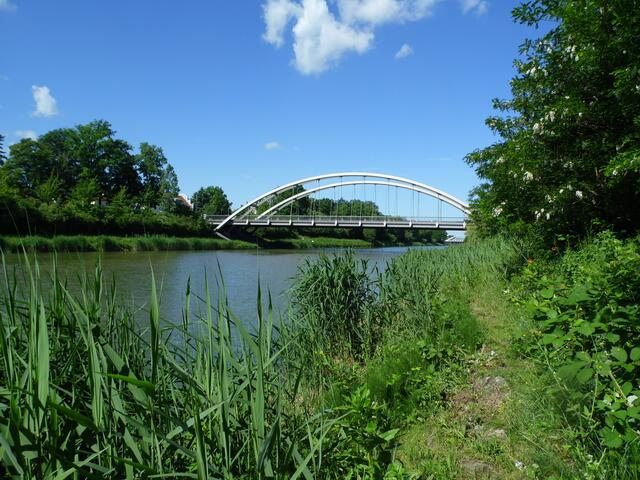 Wir folgen dem Hauptkanal. Schilf wächst an den Ufern, viel Grün an den Hängen. Überall findet man ein lauschiges Plätzchen.
