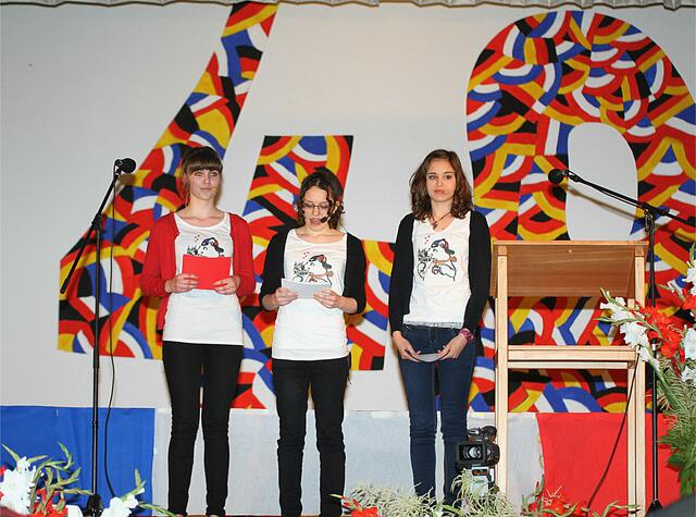 souverän führten drei Realschülerinnen zweisprachig durch den Abend