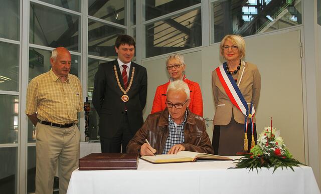 Gèrard Poupin (Vorsitzender des Partnerschaftskomitee Pouzauges) trägt sich in das Goldene Buch des Mart Meitingen ein hinter ihm von links David Weiss (englische Deligation aus Eye - Partnerstadt von Pouzauges), Bürgermeister Michael Higl, Renate Unger (Vorsitzende Partnerschaftskomitee)  Michèle Devanne Bürgermeisterin aus Pouzauges