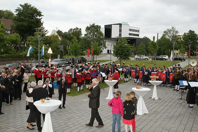 und alle 4 Musikvereine Meitingens musizieren gemeinsam