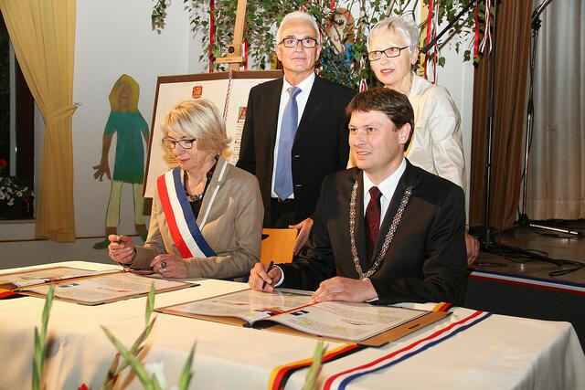 die neue Partnerschaftsurkunde wir unterschrieben