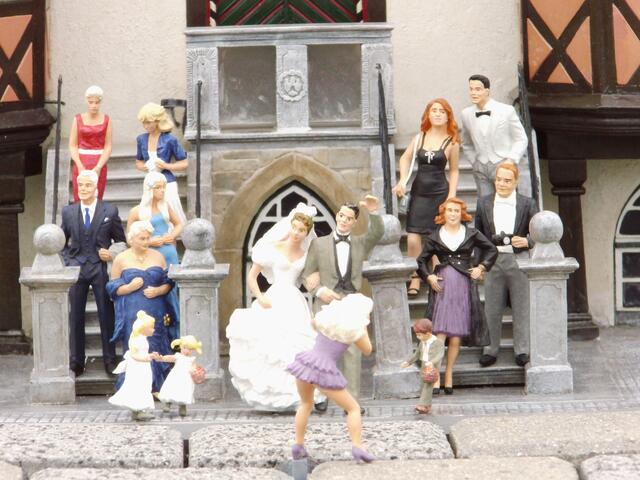 Ebensowenig wie die obligatorische Hochzeitsgesellschaft. Die Dame im lila Mini-Kleid, die so fleißig fotografierte,  war übrigens - so wurde mir verraten - eine MH-Bürgerreporterin!