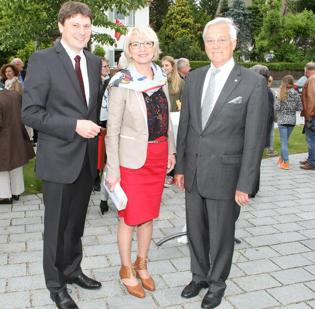 die neu gewählte Bürgermeisterin Michèle Devanne aus Pouzauges mit Meitngens Bürgermeister Dr. Michael Higl und Altbürgermeister Alfred Sator