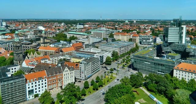Blick über den Aegi zur Stadthalle